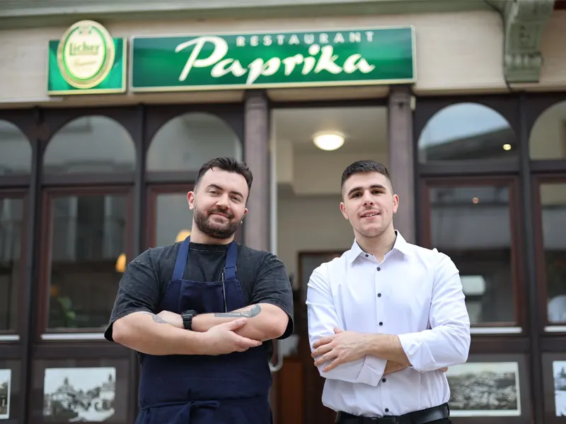 Restaurant-Inhaber Rinaldo Alolli und Fotois Chilitidis vor ihrem Lokal